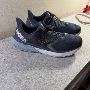 Gently Used Hoka One One Arahi 5 Sneakers in Ombre Navy Blue/Blue Fog Size 13D